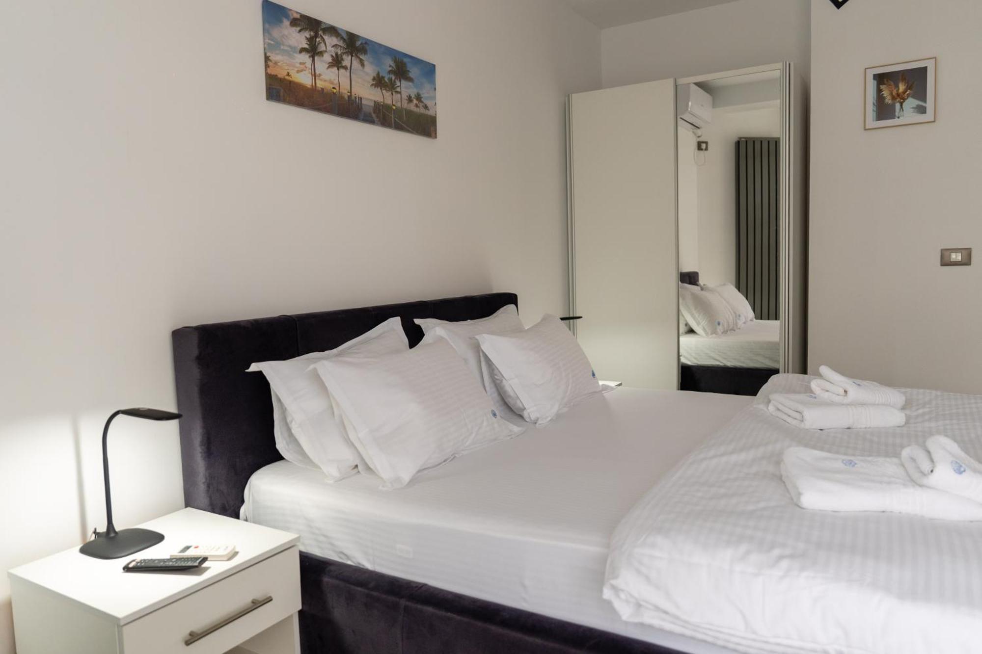 Sunshine Place Pool & Mamaia Nord Appartement *